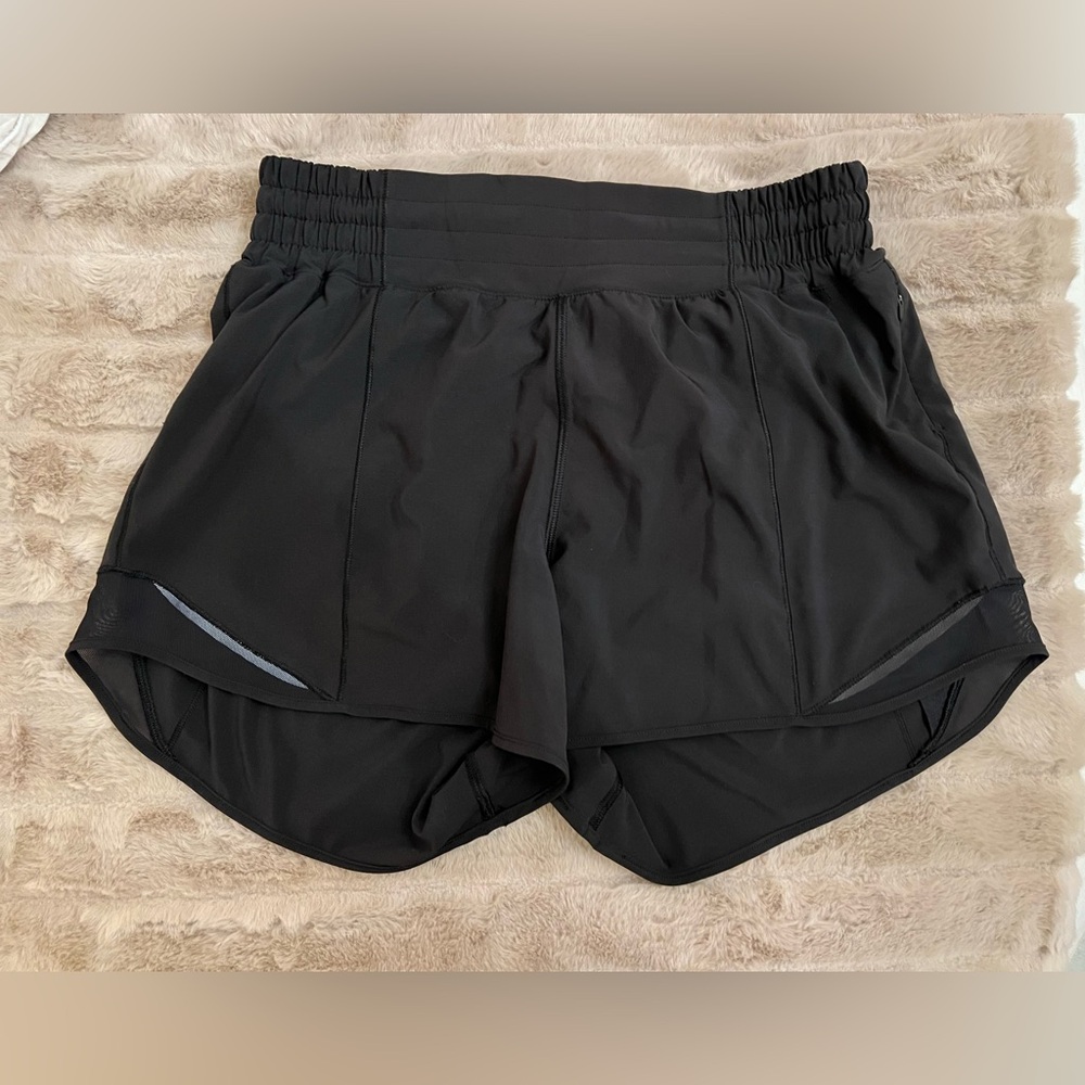 Lululemon 4” high rise Hotty hot shorts in black
